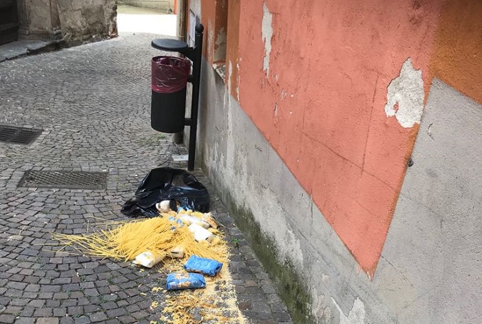 Pasta e riso abbandonati in centro ad Omegna