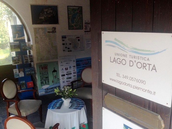 Apre, rinnovato, l’ufficio dell’Unione Turistica a Pettenasco