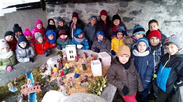 Gli alunni del doposcuola di Gravellona in visita ai presepi di Crodo