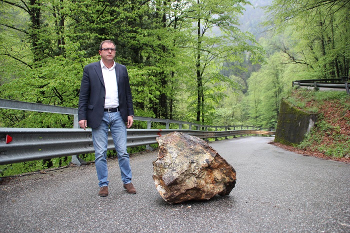 Grosso sasso cade sulla strada Provinciale della Valle Strona in località Prelo