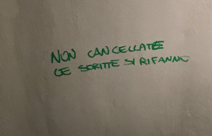 Nuovamente presa di mira con scritte la ex biblioteca di Omegna 