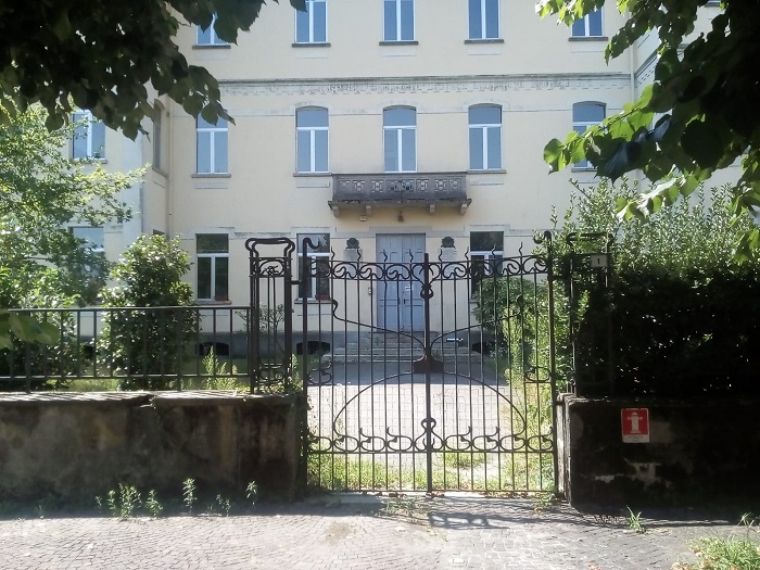 Situazione sotto controllo alle ex Scuole di Crusinallo. Lo dice l'Amministrazione