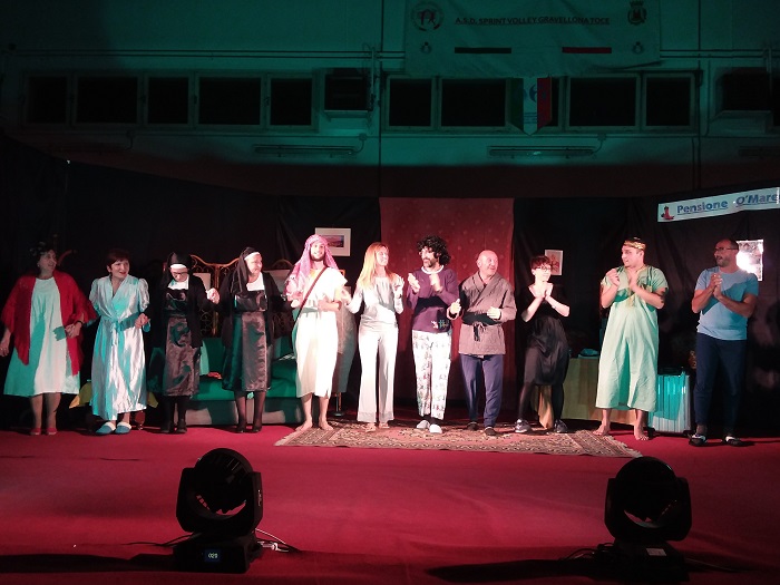 Gravellona, metti una sera a teatro con lo spettacolo “Pensione O'Marechiaro”. Fotogallery