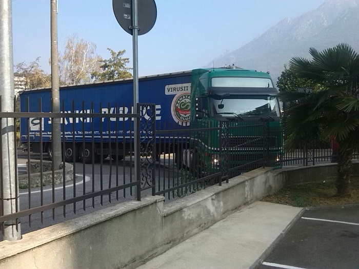 Tir bloccato in via Caduti sul Lavoro a Bagnella. Foto