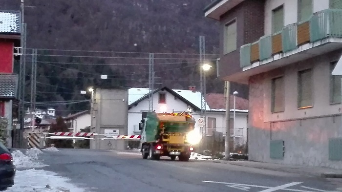 Il passaggio a livello di via Realini fa arrabbiare i residenti di Gravellona 