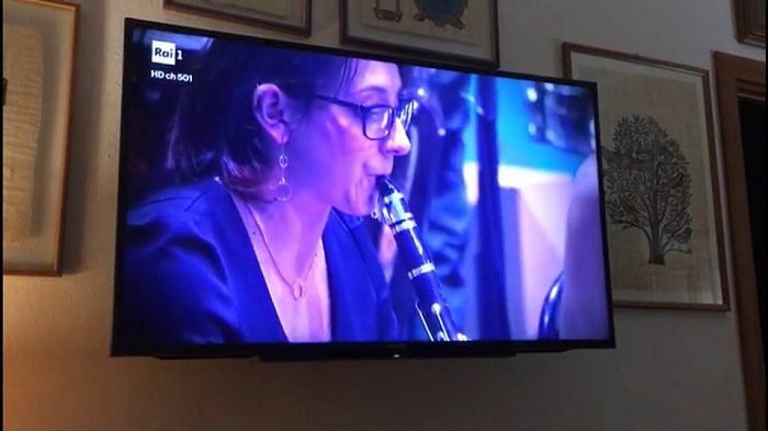 Vittoria Ecclesia porta Gravellona in Tv. Ospite di "Che tempo che fa" suona con Max Gazzè