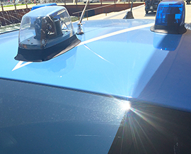 corta polizia auto lamperggianti giorno