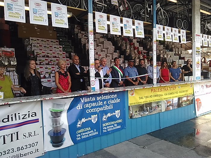 Omegna, taglio del nastro al banco di Beneficenza: è partita la festa. Foto