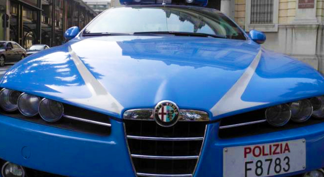 Ruba un cellulare dal camerino del negozio e fugge. Preso dalla polizia