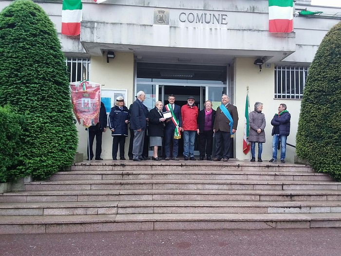 Riconoscimento all’ex staffetta partigiana del 1923 a Gravellona per le celebrazioni del 25 aprile. Video 