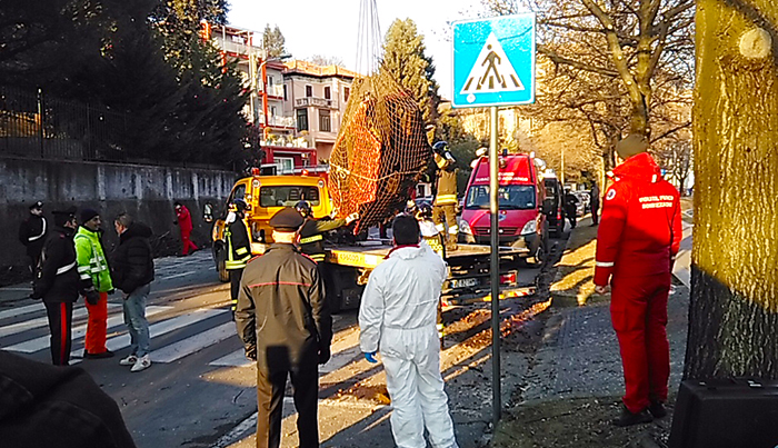 Uno scheletro all'interno di un Sulky rosso trovato nelle acque del lago ad Omegna