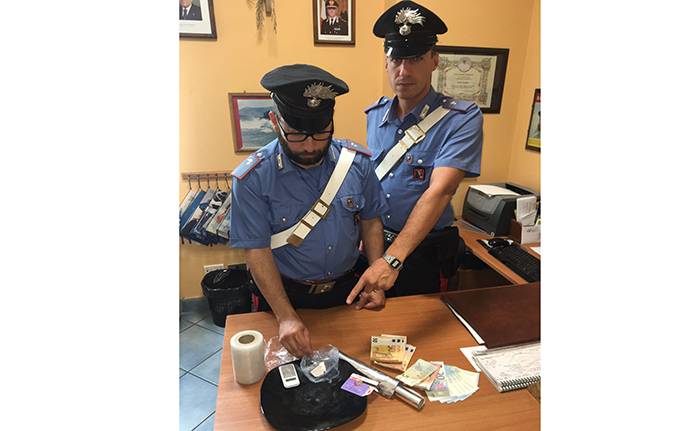 Arrestato omegnese per spaccio di cocaina. In casa droga e strumenti per il taglio