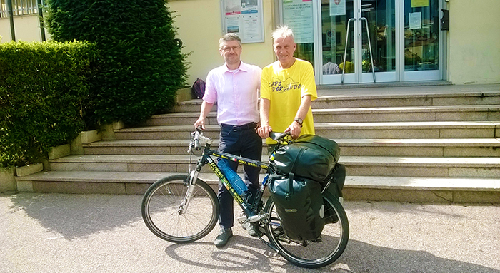 Tappa a Gravellona per l’80enne Janus River, che gira il mondo in bici