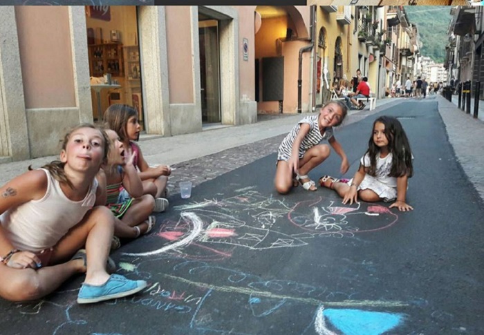 Family Street Night in via Mazzini a Omegna