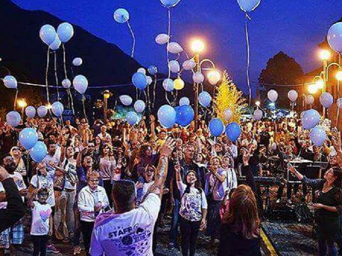 Palloncini per Sara nella serata di Omegna Blue Streetgames