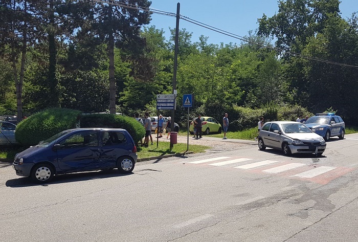  Scontro tra due auto: cinque ragazzi lievemente feriti