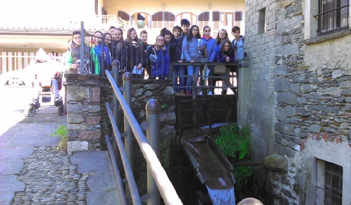 Al museo dell’arte della Tornitura gli studenti scoprono il mestiere del tornitore. Foto