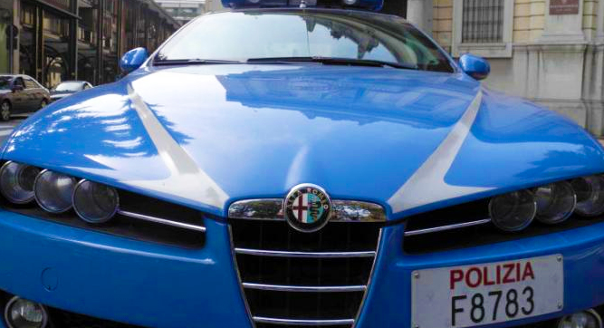 Tour notturno per una capra nel centro d'Omegna, trovata dalla polizia in strada. Multa al pastore