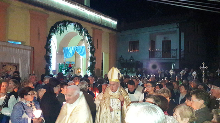Piana di Fornero: lungo le vie di lumini la processione per la Madonna del Rosario. Foto