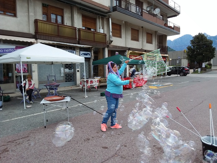 Il vento non ferma lo spettacolo di Arte & Magia e Amici per un Sogno. Fotogallery