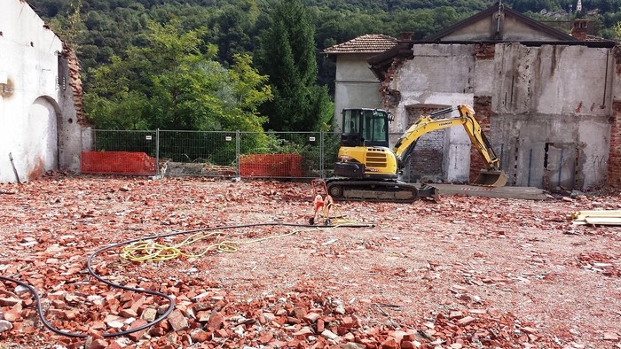 Macerie interrate nel parcheggio anziché smaltite in discarica: denunciati (foto)
