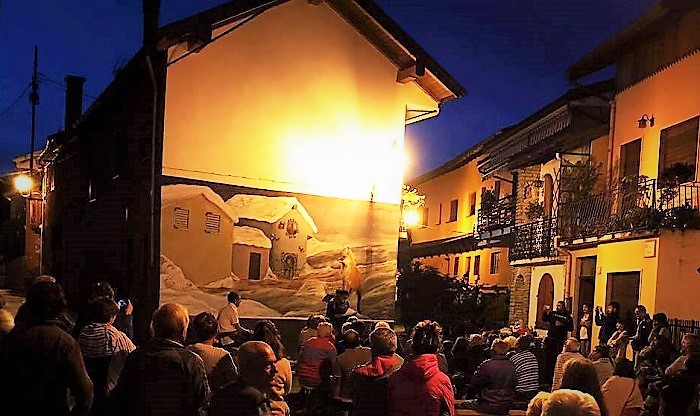 Quarna Sopra entra nei comuni turistici. E con i murales di Mandalari e D’Angiò si apre un’altra sfida. Foto