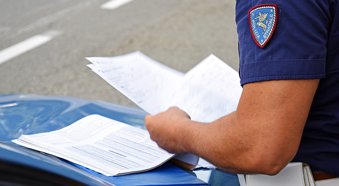 Non si ferma per far passare un pedone sulle strisce. Ventenne alla guida senza patente