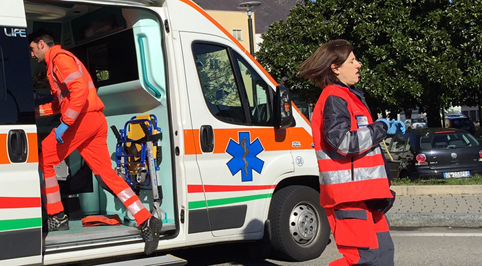 Contro il guardrail e giù nella scarpata: 24enne ferita
