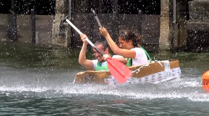 Torna a Omegna la gara delle canoe di cartone